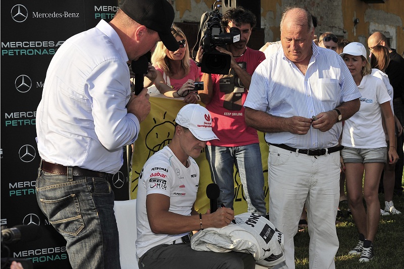 Az overál aláírása